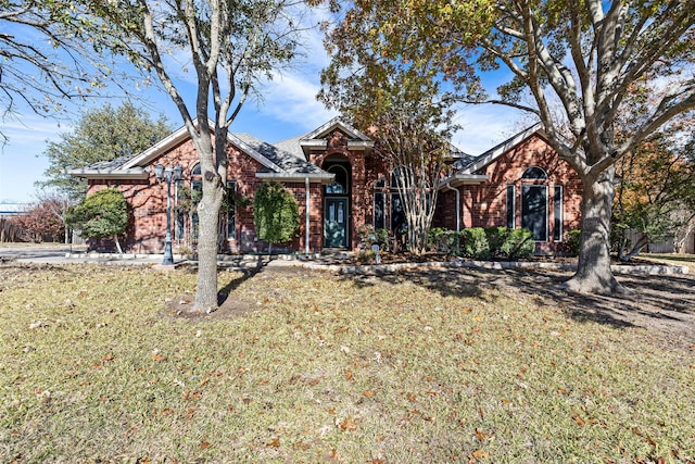 view of front of property with a front yard