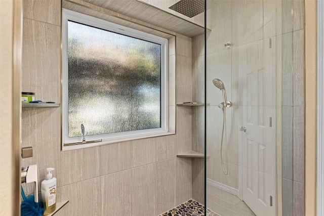 bathroom featuring tiled shower