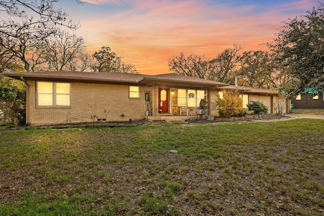 view of front of property featuring a yard