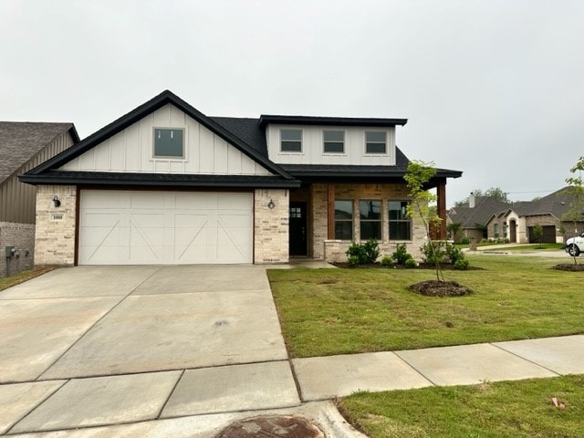 view of front facade featuring a garage and a front lawn