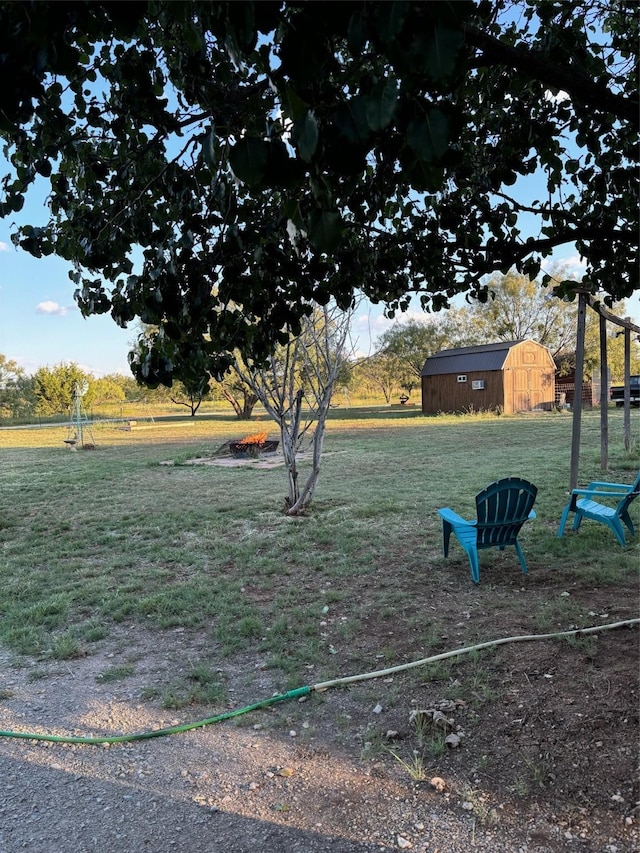 view of yard featuring a storage unit