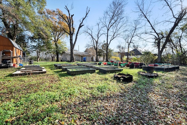 view of yard featuring an outdoor structure