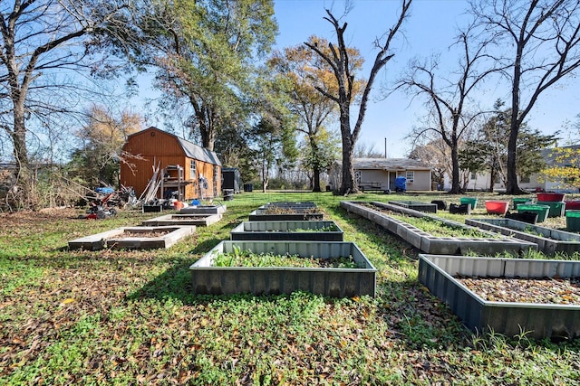 view of yard featuring an outbuilding