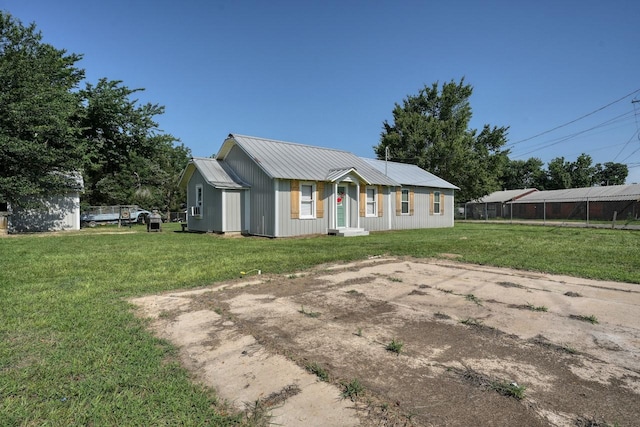 ranch-style house featuring a front lawn