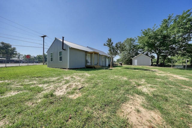 view of yard with an outbuilding