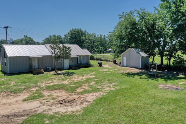 view of yard featuring a storage unit