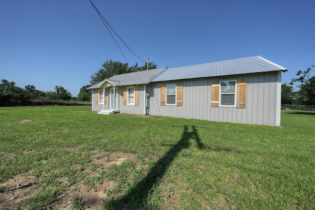 view of front of property with a front yard