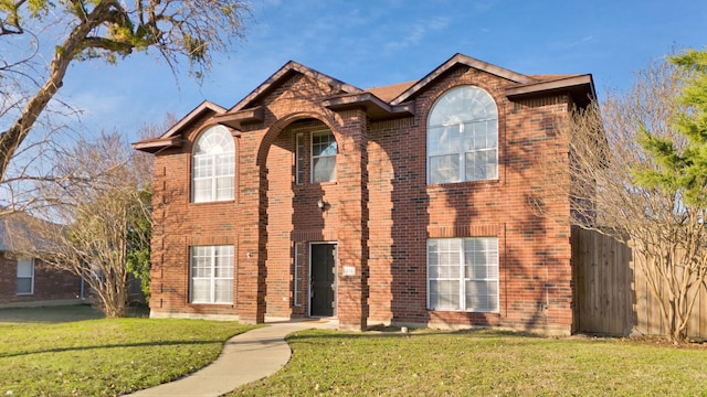 view of front of house featuring a front lawn