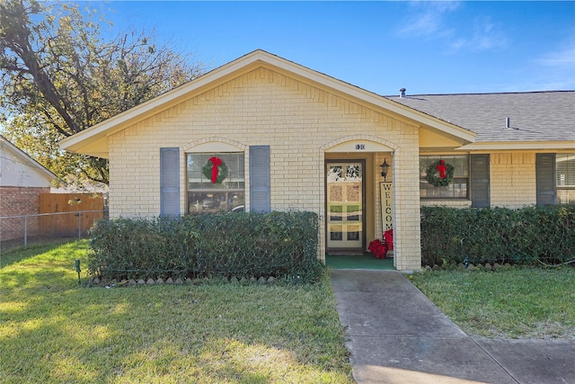 view of front of property with a front yard