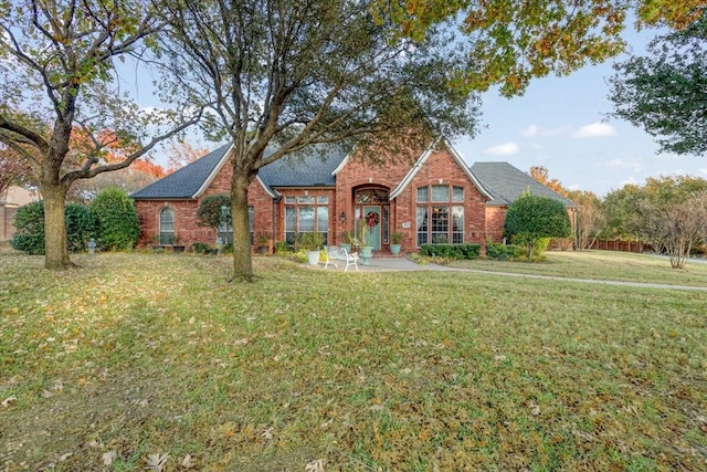 view of front of home with a front lawn