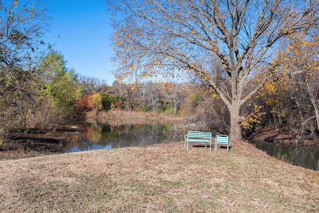 view of yard featuring a water view