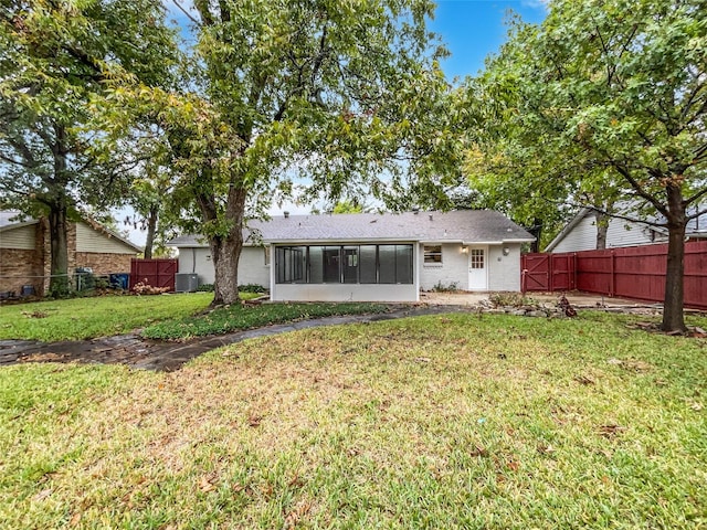 8512 Charing Cross Ln, Dallas, TX 75238 - rear view of property featuring a sunroom and a fenced backyard