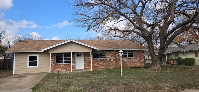 view of front of house featuring a front yard