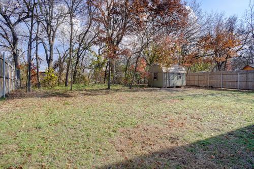 view of yard with a storage shed