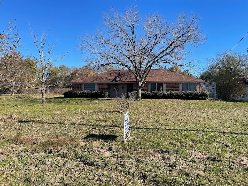 view of front facade with a front lawn