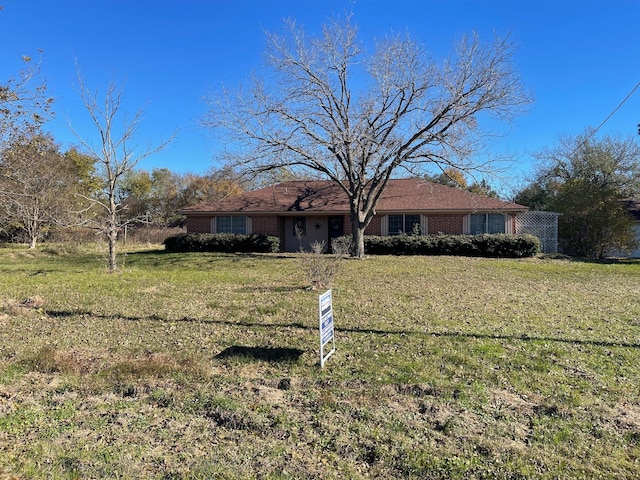 view of front facade with a front lawn