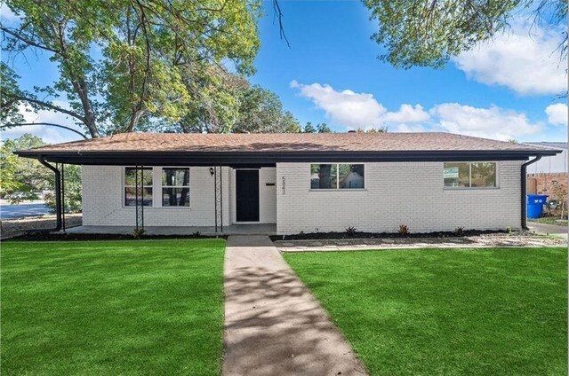 single story home with a front yard