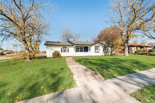 view of front of property with a front yard