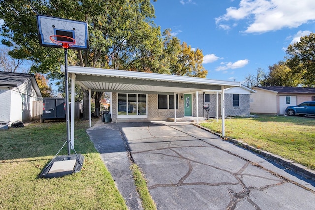 single story home featuring covered porch, a carport, and a front lawn