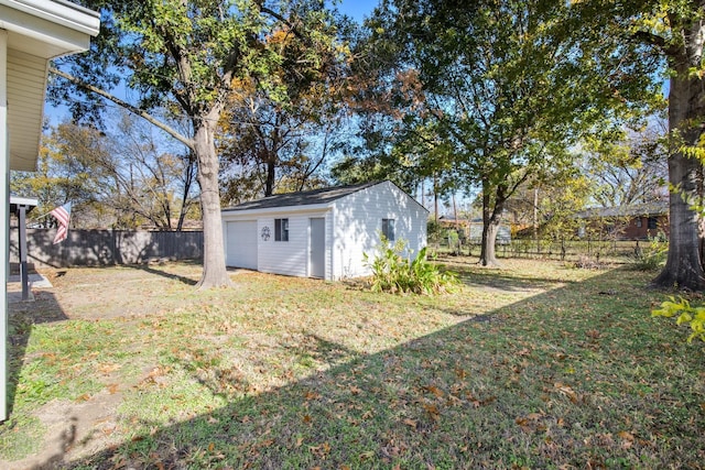 view of yard with an outbuilding