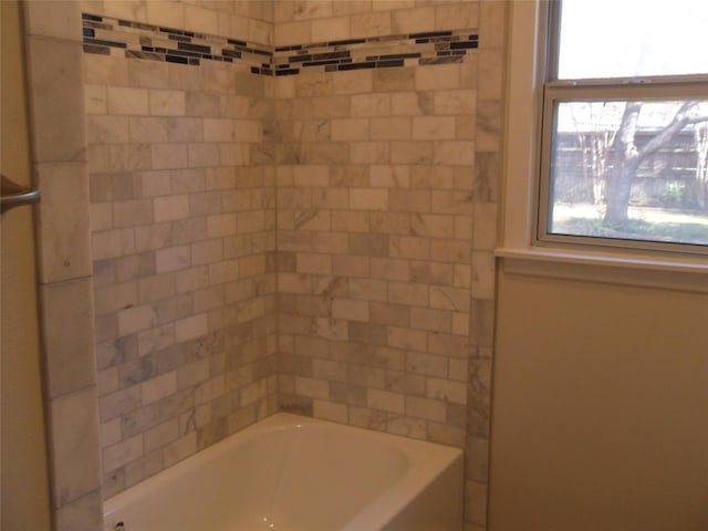 bathroom featuring tiled shower / bath combo