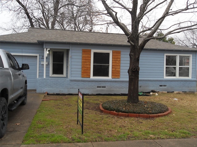 view of front facade featuring a garage and a front lawn