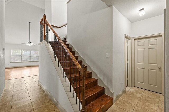 empty room featuring dark hardwood / wood-style flooring, ceiling fan, and ornamental molding