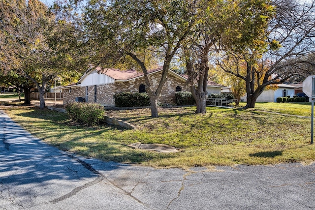 view of front of house featuring a front lawn