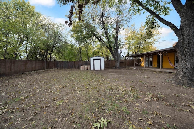 view of yard featuring a storage shed