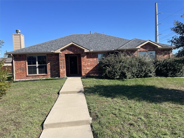 single story home featuring a front yard