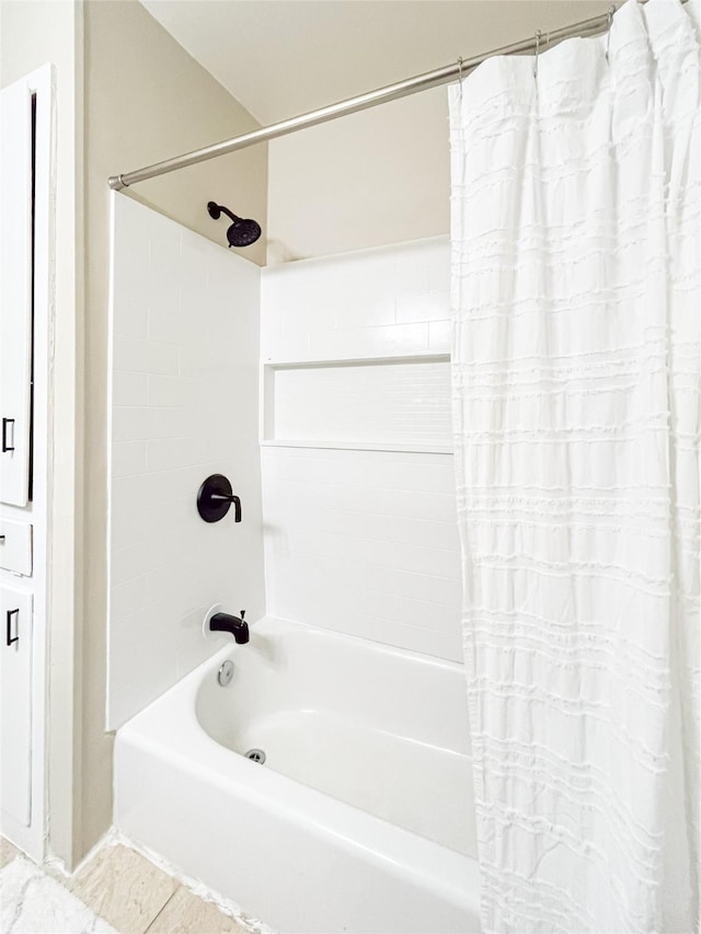 bathroom featuring shower / tub combo