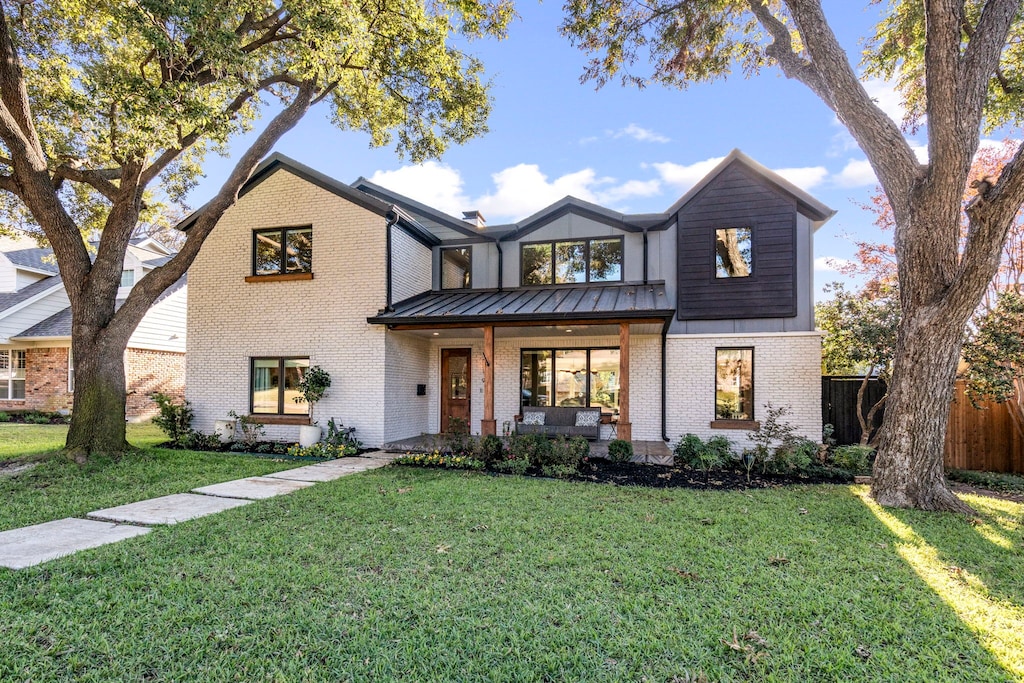 view of front of property featuring a front yard and covered porch