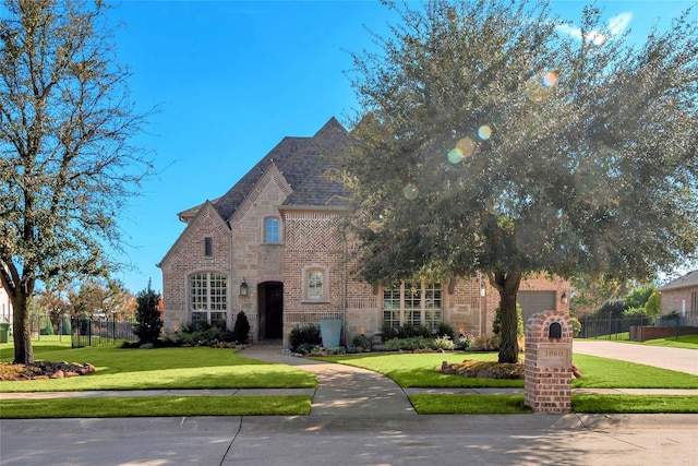 view of front of home featuring a front yard