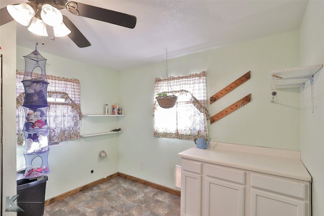 washroom featuring ceiling fan