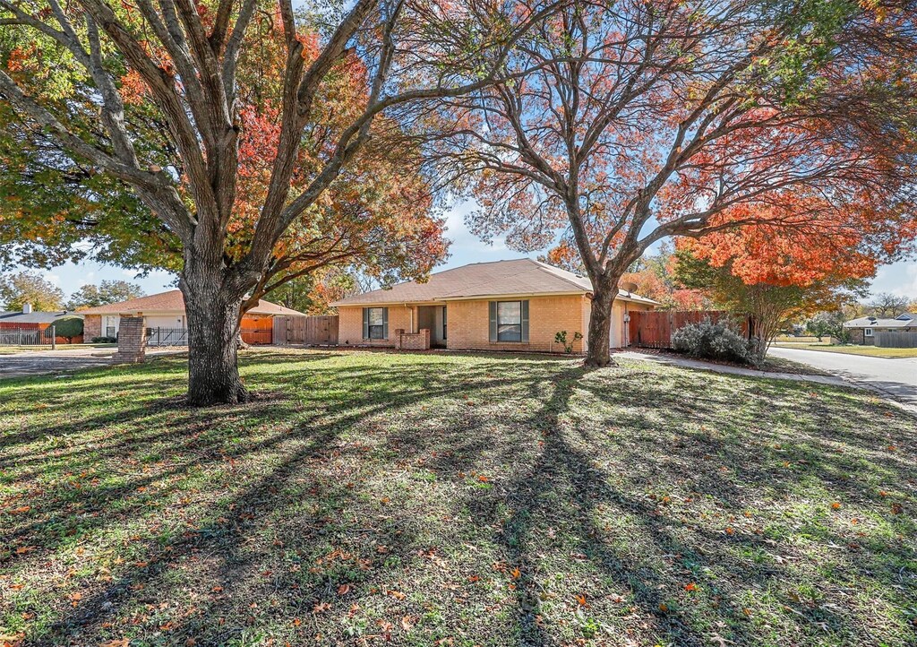 single story home featuring a front lawn