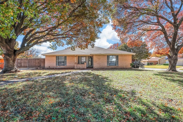 ranch-style home featuring a front lawn