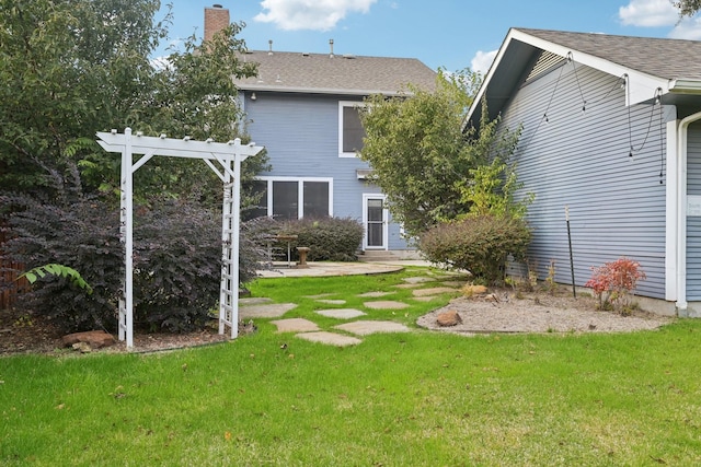 view of yard with a pergola