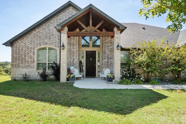 view of front of home featuring a front lawn