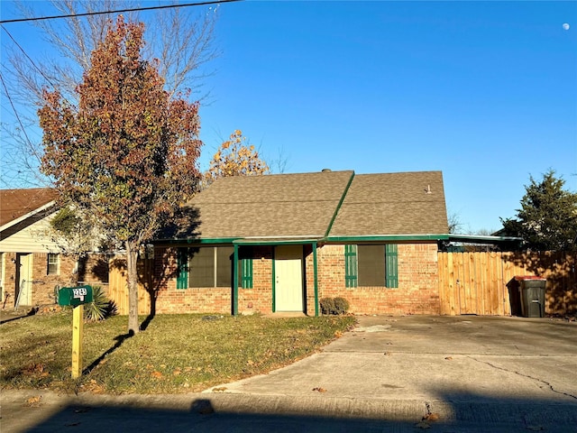 ranch-style home featuring a front lawn