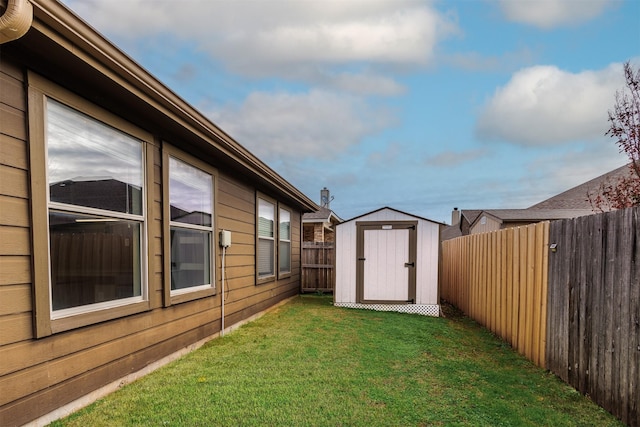 view of yard featuring a storage unit