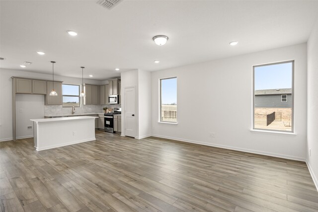 carpeted bedroom featuring connected bathroom and ceiling fan