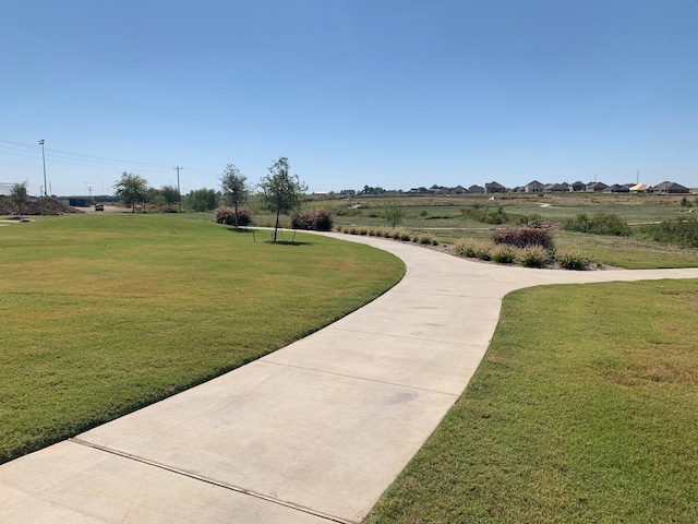 view of property's community featuring a lawn