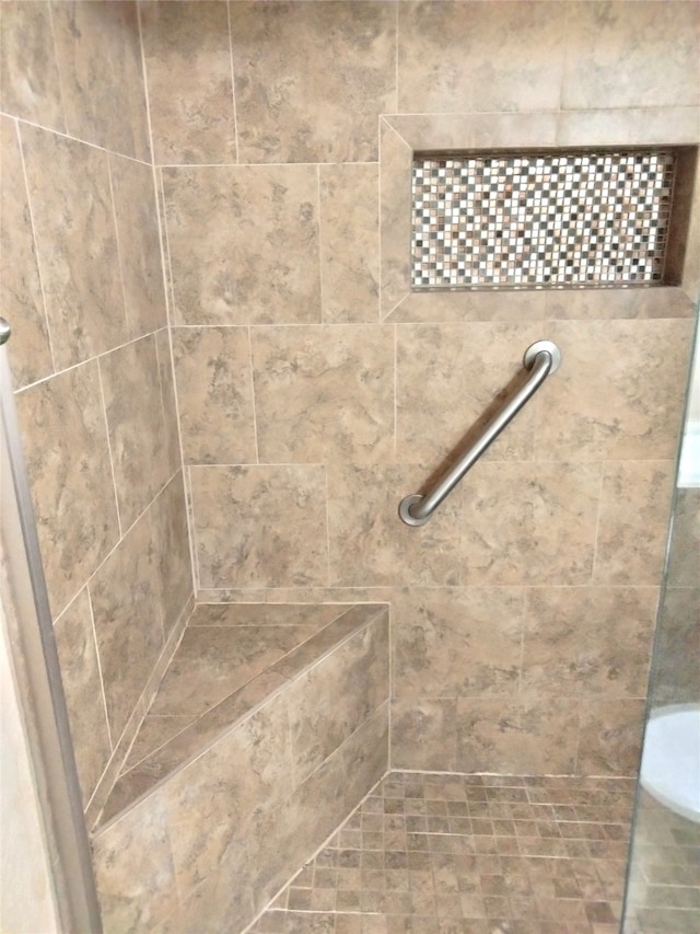 bathroom featuring tiled shower