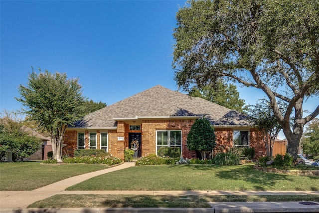 view of front of property featuring a front yard