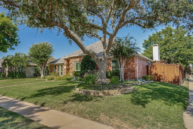 view of front of home featuring a front yard