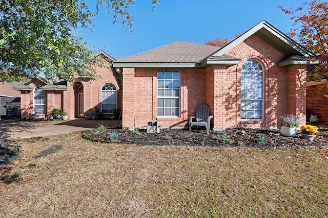 view of front facade featuring a front lawn