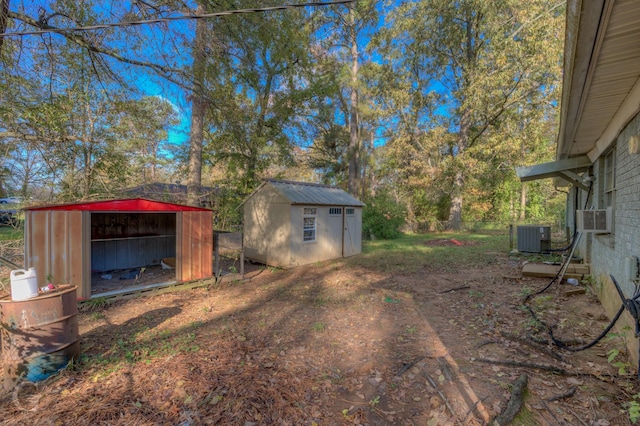 view of yard featuring cooling unit and a storage shed