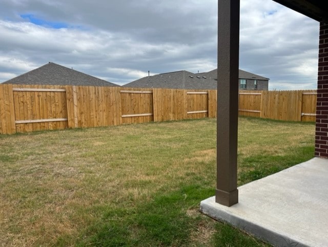 view of yard featuring a patio area