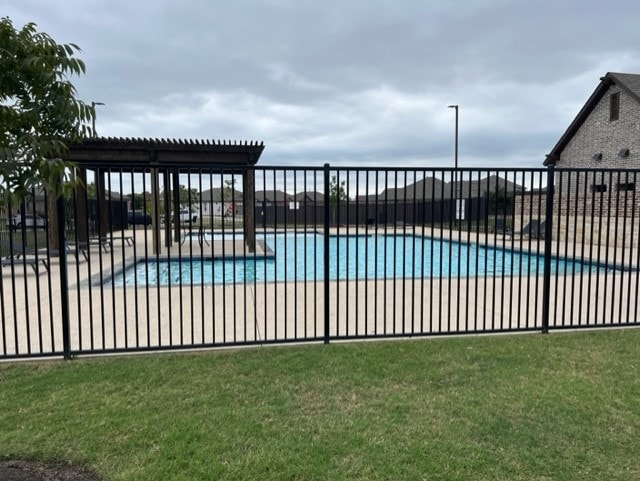 view of swimming pool featuring a lawn