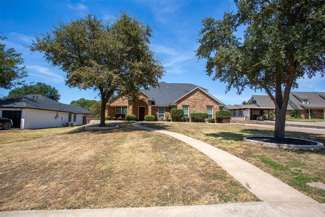 view of front of house featuring a front lawn